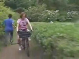 Jepang lady masturbated while nunggang a specially modified porno bike!