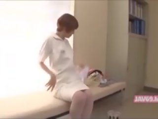 Encantador seductor japonesa joven dama embistiendo