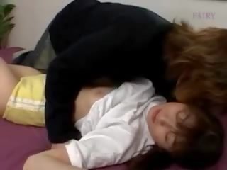 Pequeñita japonesa teenie con pequeño tetas