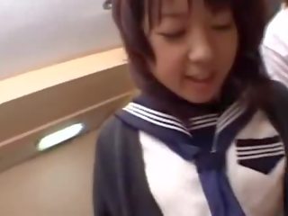 女の子 urinate 上の a 若い 女性