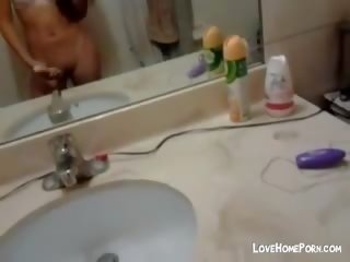 Csinos fiatal ázsiai maszturálás -ban a fürdőszoba