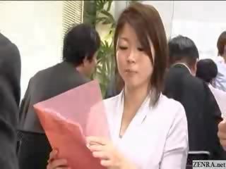 Ženska japonsko zaposlenih go goli pri delo
