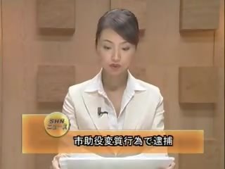 Азиатки newsreader изпразване на лицето 1